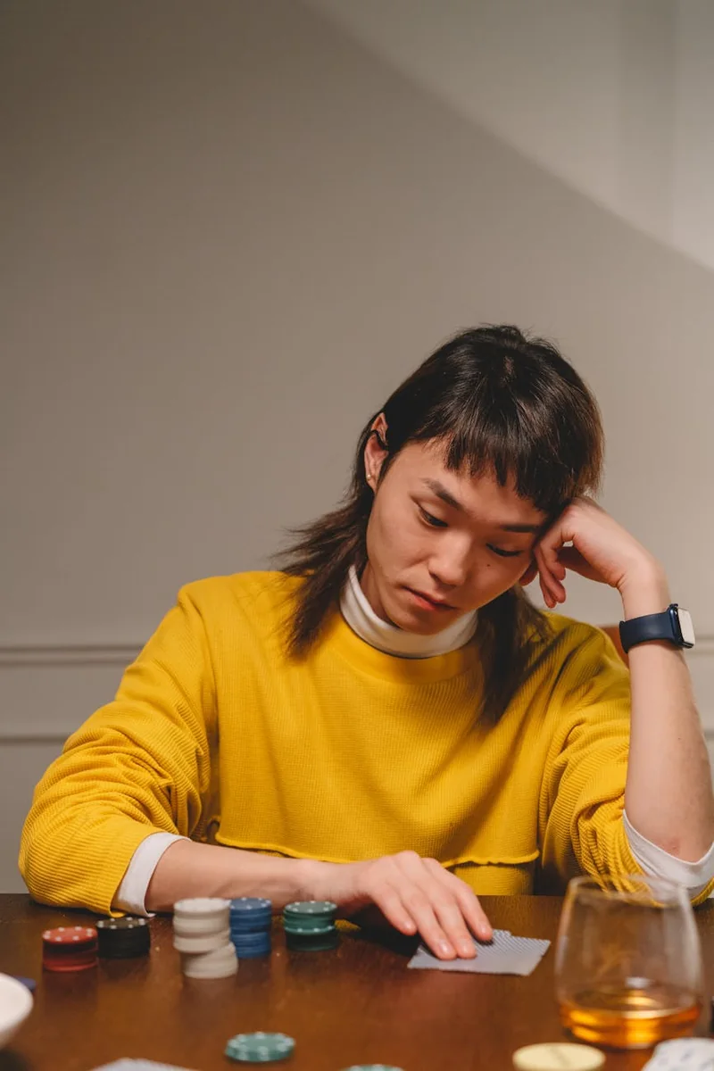 短视频拍摄现场，主播与拍摄团队协作